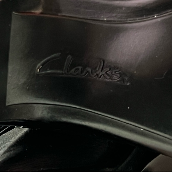 Like New CLARKS Leather Ankle Boots - Picture 8 of 9